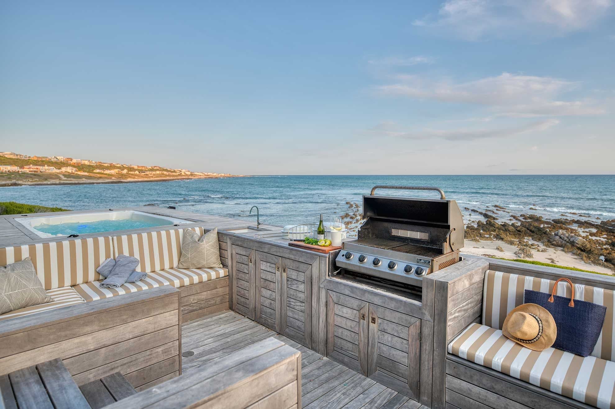 An outdoor jacuzzi and built-in braai bar overlooking the ocean at Marlin Manor